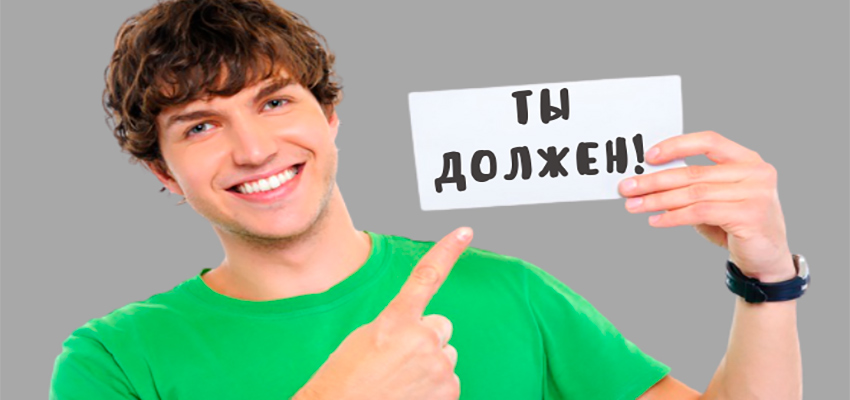 мальчик показывает надпись на листке бумаги
